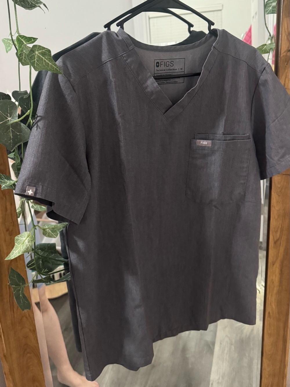 LIKE NEW FIGS Leon Three-Pocket Scrub Top™ Technical Collection- Graphite - Picture 3 of 5
